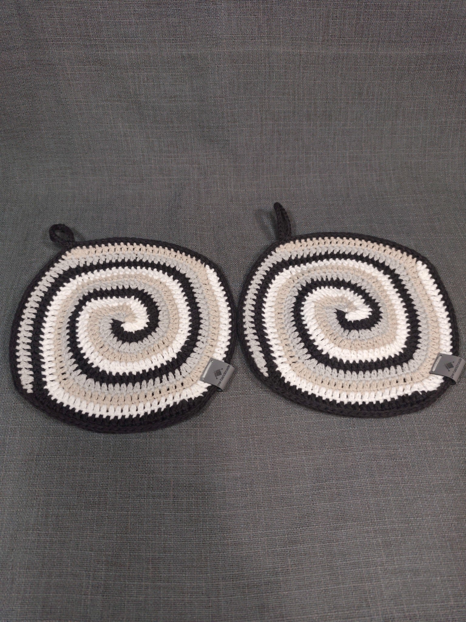 Handgehäkeltes Topflappen 2er-Set mit Spiralmuster in Weiß, Beige, Grau und Schwarz