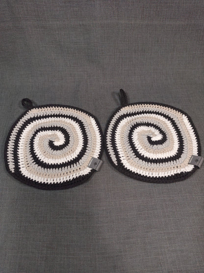Handgehäkeltes Topflappen 2er-Set mit Spiralmuster in Weiß, Beige, Grau und Schwarz
