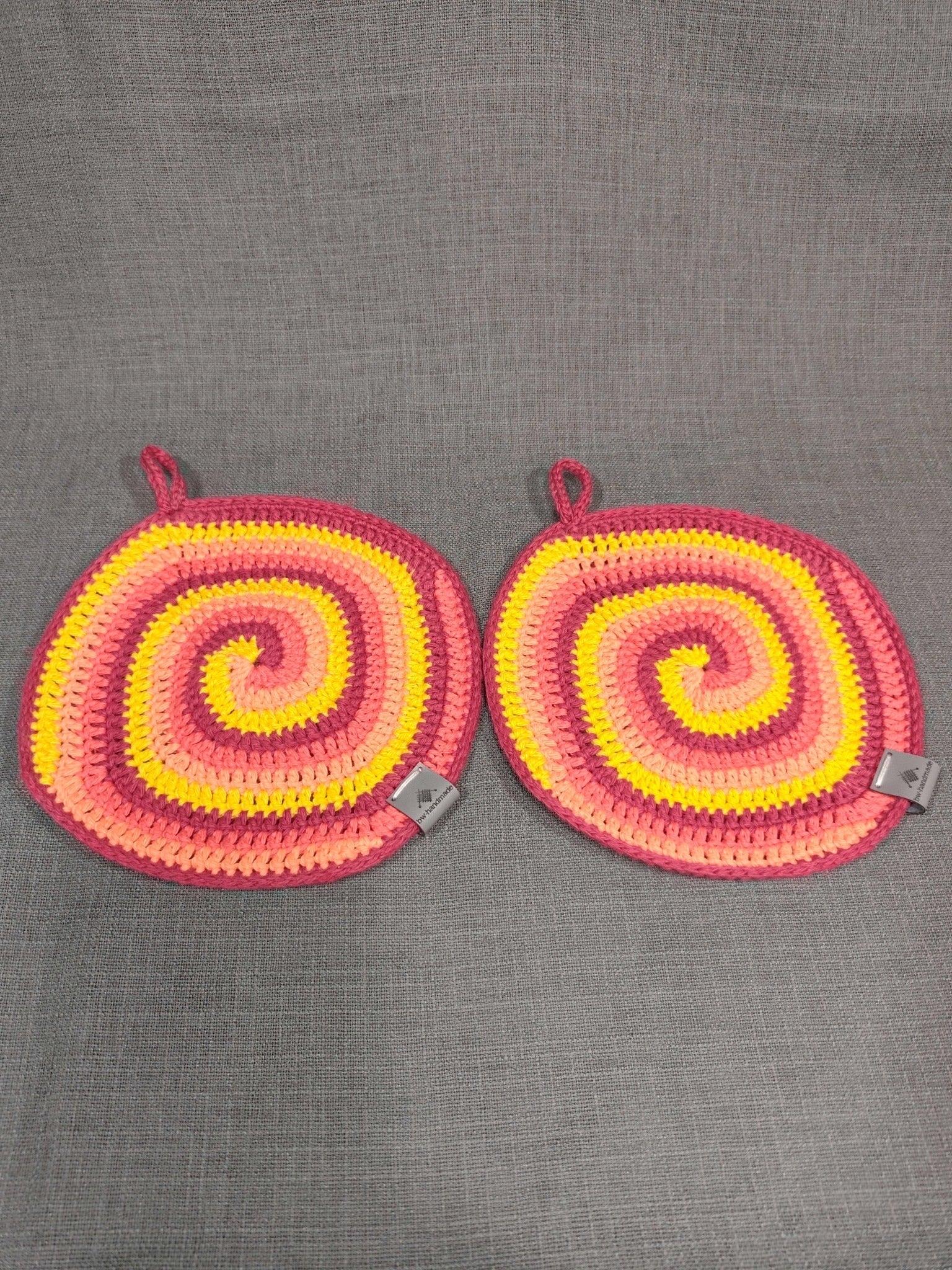 Handgehäkeltes Topflappen 2er-Set in Gelb, Orange, Rot und Dunkelrot – bw-handmade