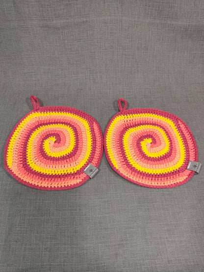 Handgehäkeltes Topflappen 2er-Set in Gelb, Orange, Rot und Dunkelrot – bw-handmade