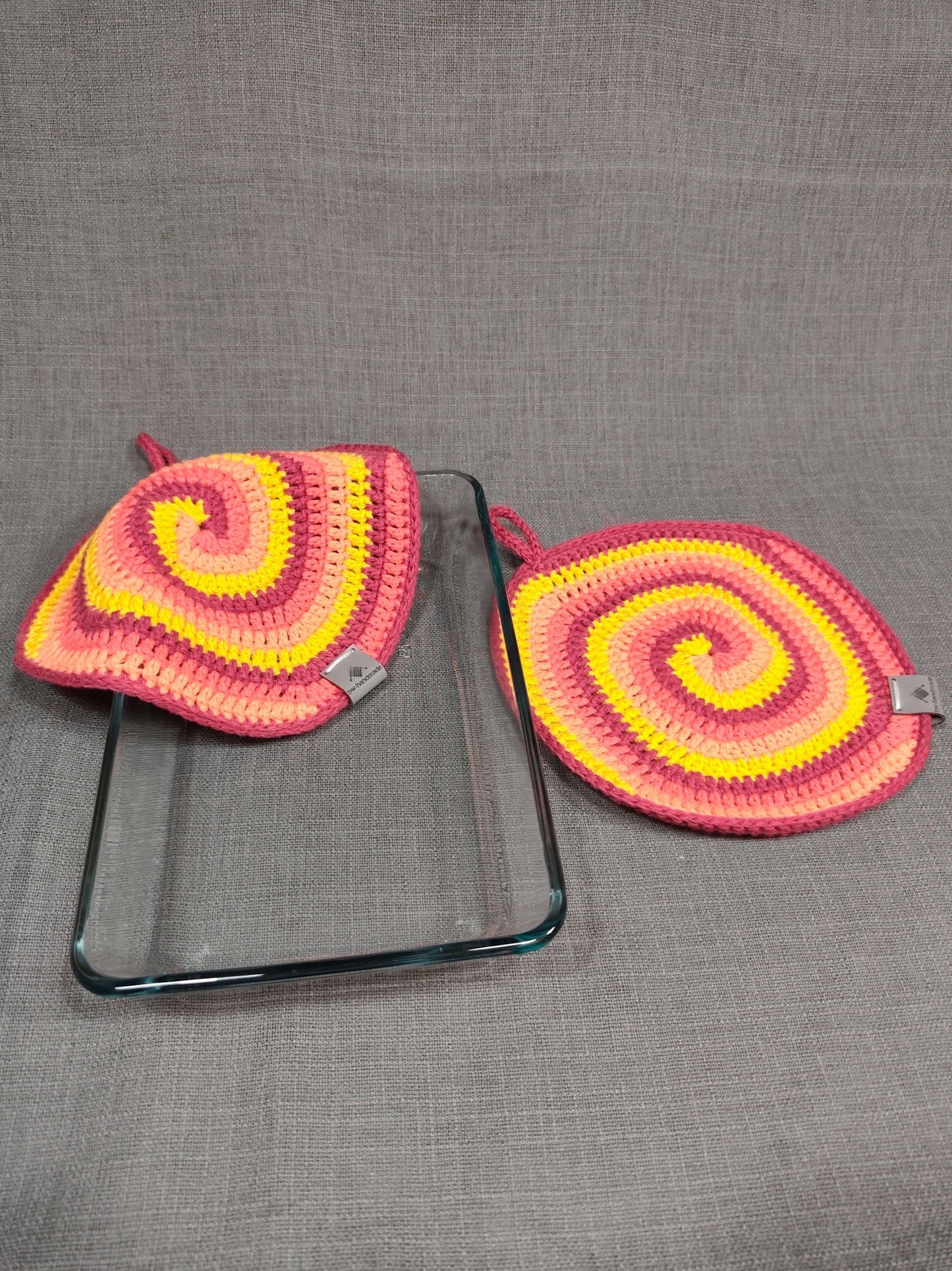 Handgehäkeltes Topflappen 2er-Set aus Baumwolle mit Auflaufform in der Küche