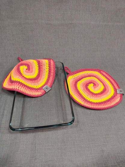 Handgehäkeltes Topflappen 2er-Set aus Baumwolle mit Auflaufform in der Küche